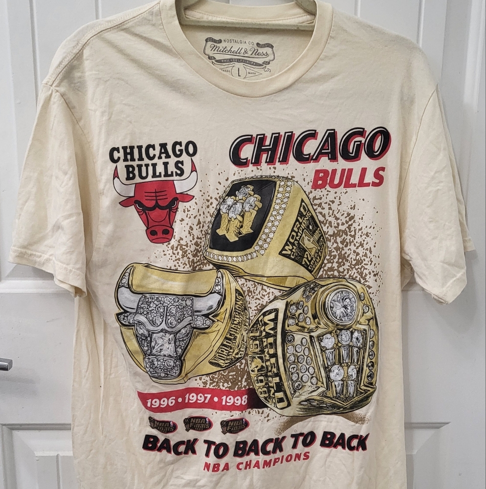 Mitchell & Ness Cream Chicago Bulls Graphic T-Shirt